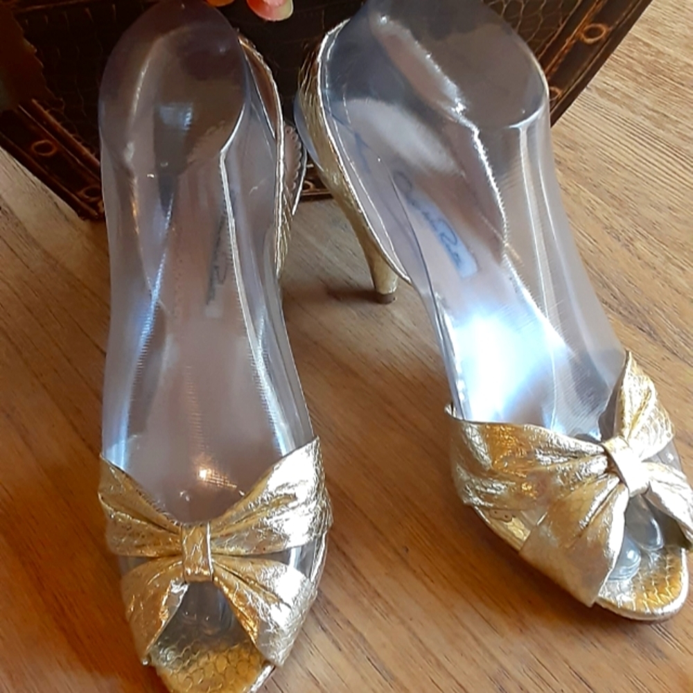 Oscar Del La Renta Gold Leather Kitten Heels